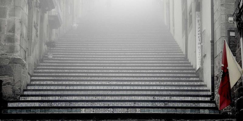 济南厨房装修必读:整体橱柜设计三大避坑法则,布局、材质与本地服务全解析